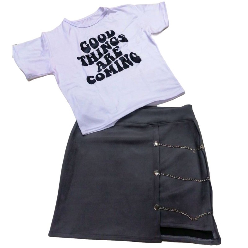 Conjunto falda gamuza con detalle de cadenas y playera estampada